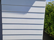 Vit fibercementpanel RAL 9010 med trästruktur