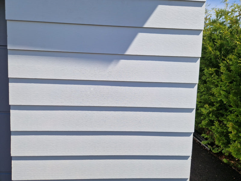 Vit fibercementpanel RAL 9010 med trästruktur